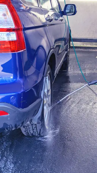 Mavi Araba Temizleniyor. Aracın Hijyen ve Görünümünü Koruması İçin Basınç Makinesi Kullanılıyor.