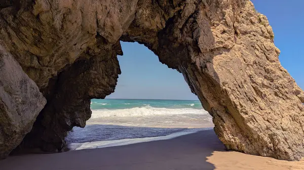 Güneşli bir günde Görkemli Kaya oluşumu Okyanus Dalgaları ve Kumsal Çerçeveleme. Deniz Burnu.