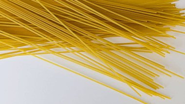 Altın Spagetti İtalyan Mutfağı ve Yaratıcı Gıda Konseptleri İçin Bir Mutfak Tuvali İplikçikliyor