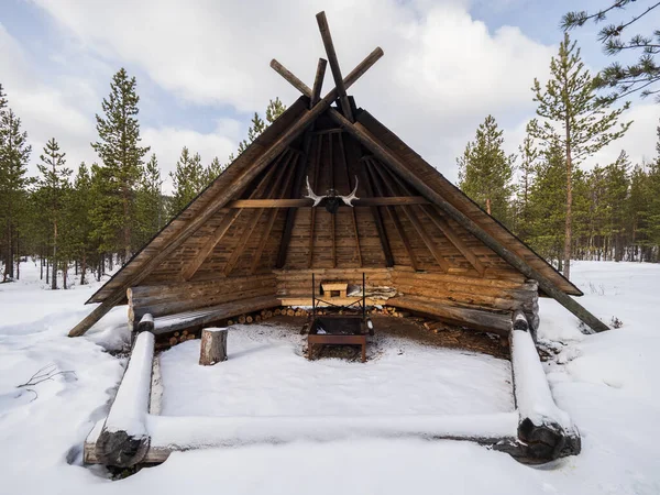 Finlandiya ormanlarındaki ahşap bir kulübede dinlenme yeri.