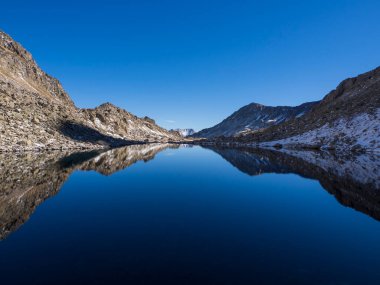 Yansımalı Pireneler Dağı Gölü