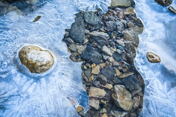 Donmuş bir nehirdeki buz dokusu