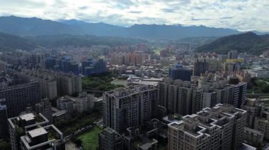 Sanxia bölgesindeki otobanlardan geçen arabaların 4K video görüntüsü, New Taipei City, Tayvan.