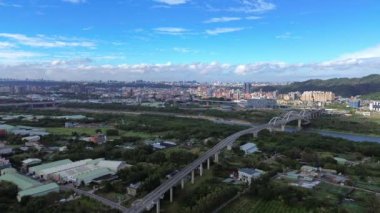 Sanxia bölgesindeki otobanlardan geçen arabaların 4K video görüntüsü, New Taipei City, Tayvan.