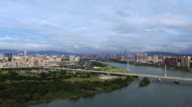 Tamsui nehri ve Yeni Taipei köprüsü ile Taipei şehrinin 4k klibi..