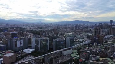 Tamsui nehri ve Yeni Taipei köprüsü ile Taipei şehrinin 4k klibi..