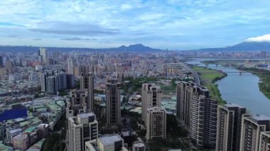 Tamsui nehri ve Yeni Taipei köprüsü ile Taipei şehrinin 4k klibi..