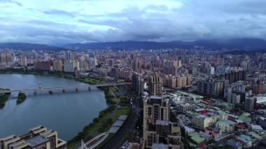 Tamsui nehri ve Yeni Taipei köprüsü ile Taipei şehrinin 4k klibi..