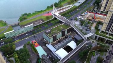 Tamsui nehri ve Yeni Taipei köprüsü ile Taipei şehrinin 4k klibi..