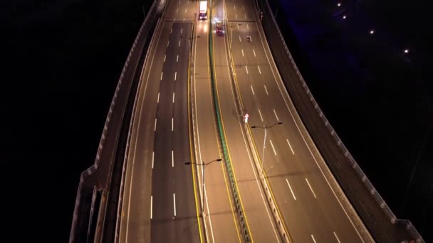 Воздушное Видео Синьцзян Уйгурского Моста Ночью Автомобили Проходят Мосту Красочными — стоковое видео