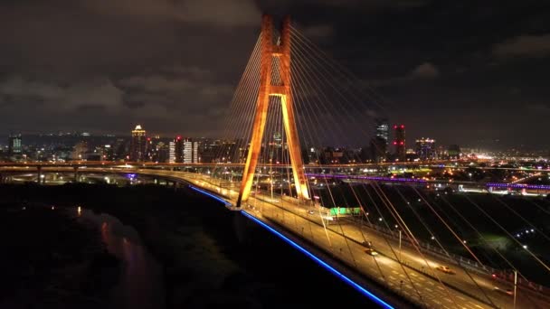Xinbei Köprüsü Nün Gece Görüntüsü Arabalar Renkli Işıklarla Köprüden Geçer — Stok video