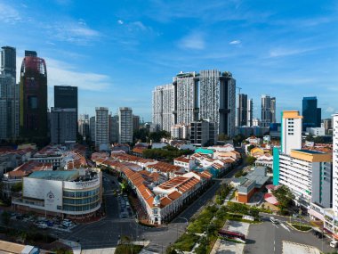 Singapur 'un gökyüzü manzarası ve geçen arabalar. Çin Mahallesi, Singapur 'un ünlü bir ilçesidir..