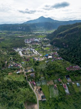 Endonezya 'nın Sumatra adasındaki dağların ve pirinç tarlalarının yer aldığı popüler bir turistik yer olan Harau Vadisi' nin havadan görünüşü.