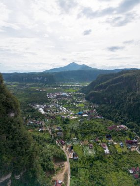 Endonezya 'nın Sumatra adasındaki dağların ve pirinç tarlalarının yer aldığı popüler bir turistik yer olan Harau Vadisi' nin havadan görünüşü.