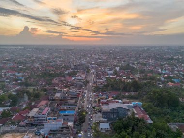 Günbatımında Pekanbaru şehrinin gökyüzü manzarası. Endonezya 'nın başkenti Riau.