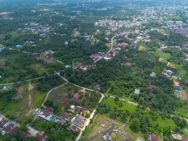 Pekanbaru şehrinin hava manzarası Endonezya 'da birçok ağaçla birlikte gökyüzünde. Birçok konut binası bulunan Riau ilinin başkenti..