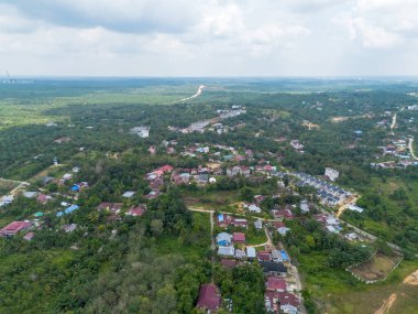 Pekanbaru şehrinin hava manzarası Endonezya 'da birçok ağaçla birlikte gökyüzünde. Birçok konut binası bulunan Riau ilinin başkenti..
