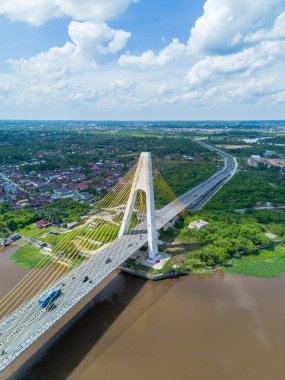 Pekanbaru, Riau, Endonezya 'daki Siak Nehri (Sungai Siak) üzerindeki Siak Köprüsü IV (Abdul Jalil Alamuddin Suriye Köprüsü) hava aracı görüntüsü