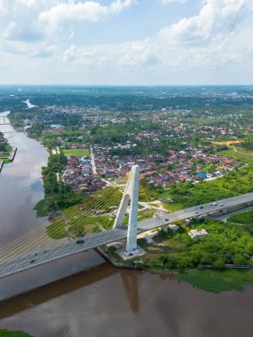 Pekanbaru, Riau, Endonezya 'daki Siak Nehri (Sungai Siak) üzerindeki Siak Köprüsü IV (Abdul Jalil Alamuddin Suriye Köprüsü) hava aracı görüntüsü