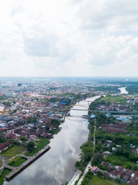 Pekanbaru şehrinin gökyüzü manzarası. Birçok konut binası bulunan Riau ilinin başkenti..