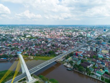 Pekanbaru, Riau, Endonezya 'daki Siak Nehri (Sungai Siak) üzerindeki Siak Köprüsü IV (Abdul Jalil Alamuddin Suriye Köprüsü) hava aracı görüntüsü