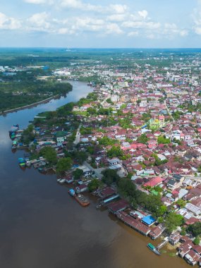 Pekanbaru şehrinin gökyüzü manzarası. Birçok konut binası bulunan Riau ilinin başkenti..