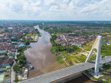 Pekanbaru, Riau, Endonezya 'daki Siak Nehri (Sungai Siak) üzerindeki Siak Köprüsü IV (Abdul Jalil Alamuddin Suriye Köprüsü) hava aracı görüntüsü