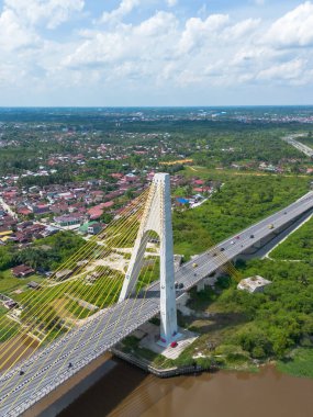 Pekanbaru, Riau, Endonezya 'daki Siak Nehri (Sungai Siak) üzerindeki Siak Köprüsü IV (Abdul Jalil Alamuddin Suriye Köprüsü) hava aracı görüntüsü