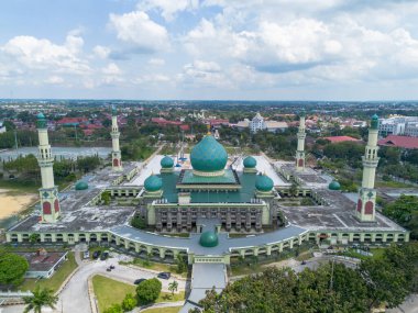 An Nur Büyük Camii 'nin havadan görünüşü, Pekanbaru, Riau, Endonezya mavi gökyüzü.