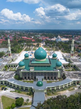 An Nur Büyük Camii 'nin havadan görünüşü, Pekanbaru, Riau, Endonezya mavi gökyüzü.