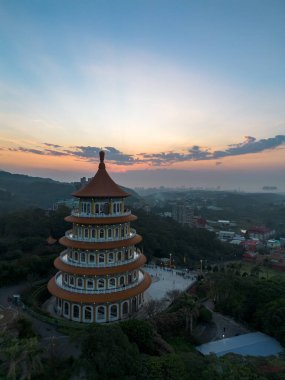 Tamsui, New Taipei City, Tayvan 'daki Wuji Tianyuan Tapınağı' nın hava görüntüsü..