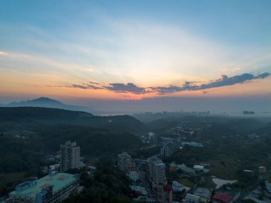 Tamsui, New Taipei City, Tayvan 'daki Wuji Tianyuan Tapınağı' nın hava görüntüsü..