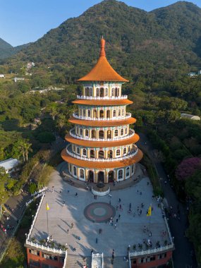 Tamsui, New Taipei City, Tayvan 'daki Wuji Tianyuan Tapınağı' nın hava görüntüsü..