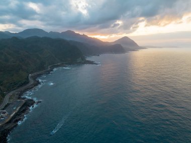 Bitoujiao deniz fenerinin hava manzarası, Tayvan 'ın kuzeydoğu köşesinin ünlü manzarası. Bitoujiao Burnu, Ruifang Bölgesi, New Taipei, Tayvan.