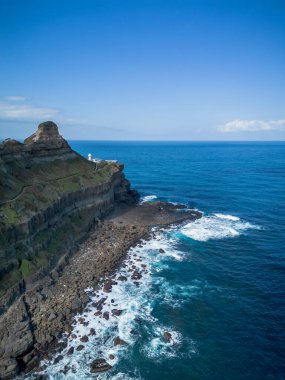 Bitoujiao deniz fenerinin hava manzarası, Tayvan 'ın kuzeydoğu köşesinin ünlü manzarası. Bitoujiao Burnu, Ruifang Bölgesi, New Taipei, Tayvan.