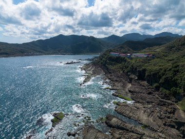 Bitoujiao deniz fenerinin hava manzarası, Tayvan 'ın kuzeydoğu köşesinin ünlü manzarası. Bitoujiao Burnu, Ruifang Bölgesi, New Taipei, Tayvan.