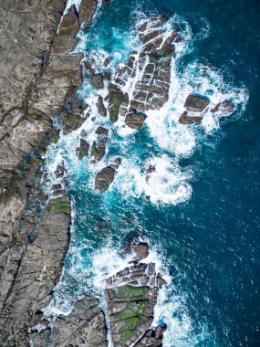 Bitoujiao deniz fenerinin hava manzarası, Tayvan 'ın kuzeydoğu köşesinin ünlü manzarası. Bitoujiao Burnu, Ruifang Bölgesi, New Taipei, Tayvan.