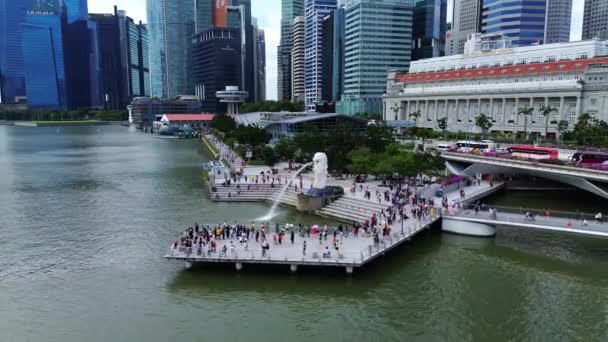 싱가포르 머라이언 Merlion Park 상징적인 동상인 머라이언 Merlion 무인비행기 — 비디오