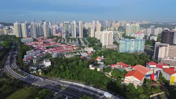 シンガポールのシティスカイラインの空中4K映像 明るい晴れた日の間に住宅の建物や車 — ストック動画