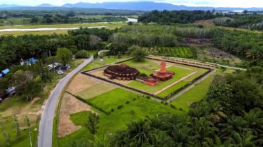 Riau, Endonezya 'daki Muara Takus Tapınağı' nın 4k hava görüntüleri. Sumatra 'da ünlü bir Budist tapınağı..