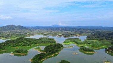 Ulu Kasok Riau 'nun turistik ilgi odağı, Riau' daki Raja Ampat özentisi, Sumatra Adası, Endonezya.