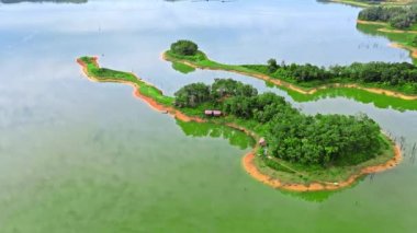 Ulu Kasok Riau 'nun turistik ilgi odağı, Riau' daki Raja Ampat özentisi, Sumatra Adası, Endonezya.