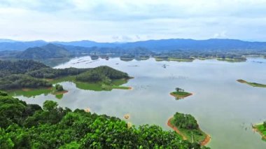 Ulu Kasok Riau 'nun turistik ilgi odağı, Riau' daki Raja Ampat özentisi, Sumatra Adası, Endonezya.
