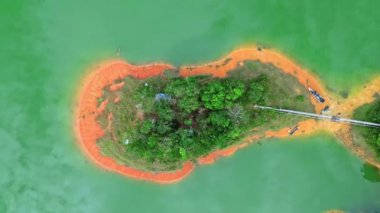 Ulu Kasok Riau 'nun turistik ilgi odağı, Riau' daki Raja Ampat özentisi, Sumatra Adası, Endonezya.