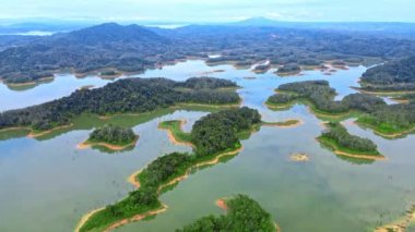 Ulu Kasok Riau 'nun turistik ilgi odağı, Riau' daki Raja Ampat özentisi, Sumatra Adası, Endonezya.