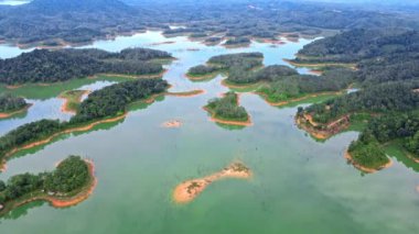 Ulu Kasok Riau 'nun turistik ilgi odağı, Riau' daki Raja Ampat özentisi, Sumatra Adası, Endonezya.
