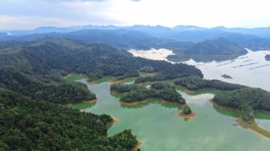 Ulu Kasok Riau 'nun turistik ilgi odağı, Riau' daki Raja Ampat özentisi, Sumatra Adası, Endonezya.