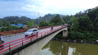 Sumatra, Endonezya 'da köprüden geçen arabaların hava 4K videosu.
