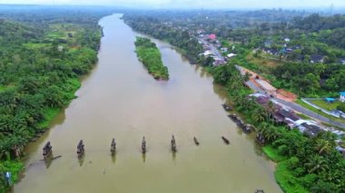 Sumatra, Endonezya 'daki Siak Nehri' nin 4k hava görüntüleri.