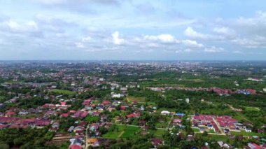 Pekanbaru şehrinin 4k hava görüntüsü. Birçok konut binası bulunan Riau ilinin başkenti..